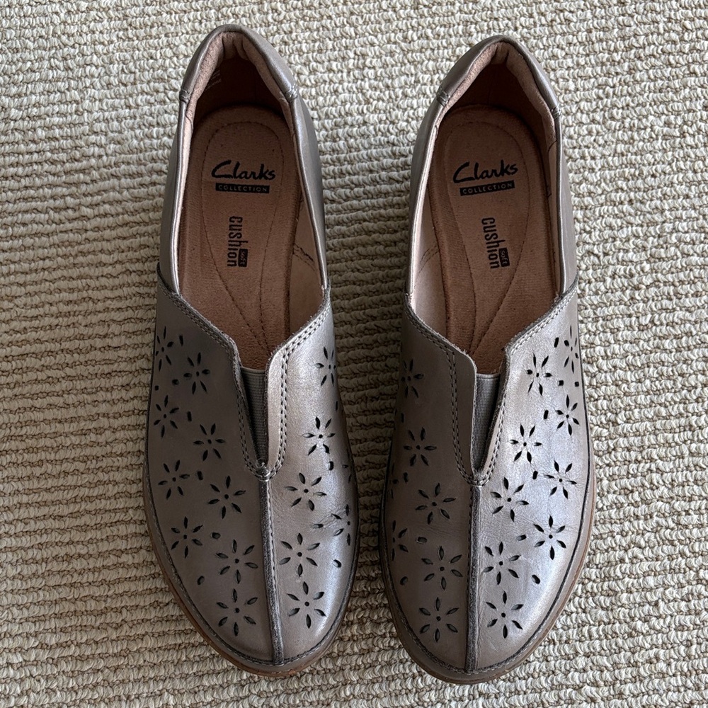 Clarks Everlay Dairyn Women's Tan Loafers with Cut-Out Design